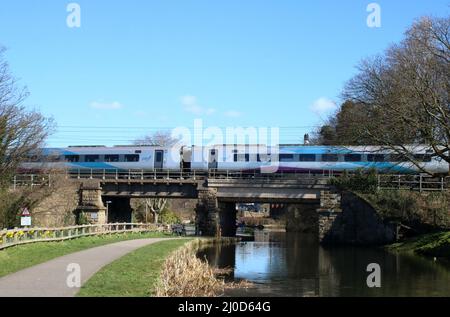 TransPennne Express Nova 1, zweistufiger Mehrzugzug, Einheit 802211, an der West Coast Main Line, der am 18.. März 2022 die Brücke über den Lancaster Canal überquert. Stockfoto