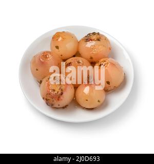 Konservierte Lampascioni, Tassel-Traube, auf einem Teller isoliert auf weißem Hintergrund aus nächster Nähe als Snack Stockfoto