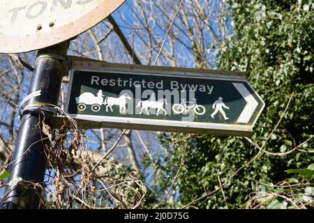 Ein Restricted Byway oder öffentlicher Bridleway, zu Fuß, mit dem Fahrrad und mit dem Pferd erreichbar, auch mit einem Wagen. Stockfoto