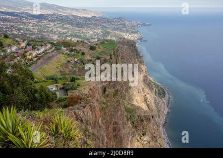 Blick nach Osten vom Aussichtspunkt Cabo Girão Stockfoto