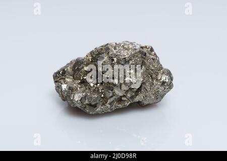 Roher kristalliner Pyrit-Eisenpyrit, Narrengold . Mineralischer Pyrit aus der Gruppe der Sulfide. Der mineralische Pyrit auf weißem Grund Stockfoto
