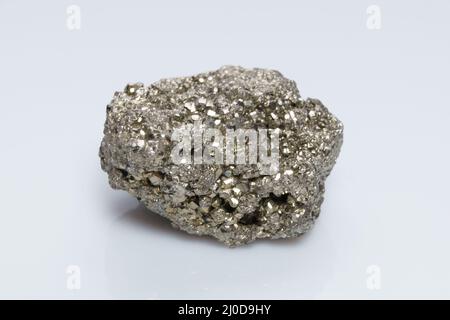 Roher kristalliner Pyrit-Eisenpyrit, Narrengold . Mineralischer Pyrit aus der Gruppe der Sulfide. Der mineralische Pyrit auf weißem Grund Stockfoto