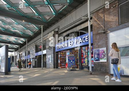 Eintritt zum Finsbury Park Stction in London, Großbritannien. Zeigt den verdeckungsbedeckungsbereich zwischen den Bushaltestellen und dem Busbahnhof. U-Bahn- und Hauptbahnlinien von London Stockfoto