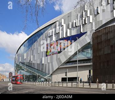 Das neue Stadion des britischen Premier League-Fußballvereins Tottenham Hotspur in der White Hart Lane, London. Entworfen von Architekten bevölkerungsreich, eröffnet im Jahr 2019 Stockfoto