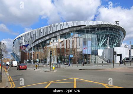 Das neue Stadion des britischen Premier League-Fußballvereins Tottenham Hotspur in der White Hart Lane, London. Entworfen von Architekten bevölkerungsreich, eröffnet im Jahr 2019 Stockfoto
