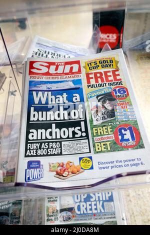 Die Titelseite der Zeitung Sun P&O Ferries entließ „What a Bunch of Anchors“ am Zeitungsstand am 18. März 2022 London England Großbritannien Stockfoto