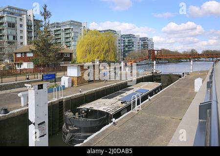 Lock 17 auf der River Lee Navigation in Tottenham Hale, North London, Großbritannien. Ein Gebiet mit kürzlich sanierung von Wohnungen in der Nähe der U-Bahn-Station. Stockfoto