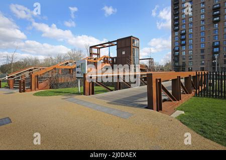 Neue Fußgängerbrücke über den Fluss Lock 17 auf der River Lee Navigation in Tottenham Hale, Nord-London, Großbritannien. Stockfoto