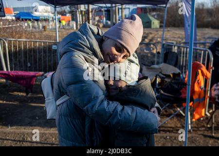 Vysne Nemecke, Slowakei. 18. März 2022. In Vysne Nemecke, an der slowakischen Grenze zur Ukraine, umarmt eine aus der Ukraine geflohene Frau ihren Sohn. Quelle: Christoph Reichwein/dpa/Alamy Live News Stockfoto