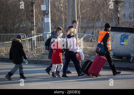 Vysne Nemecke, Slowakei. 18. März 2022. In Vysne Nemecke, an der slowakischen Grenze zur Ukraine, kommen Menschen an, die vor dem Krieg aus der Ukraine geflohen sind. Quelle: Christoph Reichwein/dpa/Alamy Live News Stockfoto