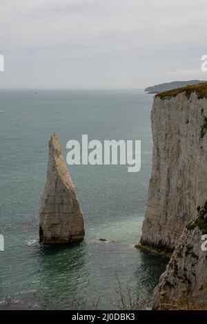 Vertikale Aufnahme von Old Harry Rocks an der Jurassic Coast in Dorset England, UNESCO-Weltkulturerbe Stockfoto