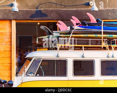 Alter Camper-Bus mit Surfbrettern auf dem Dach in Santa Monica, Kalifornien, USA. Stockfoto