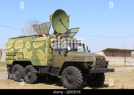 Der militärische Kommunikationswagen auf dem Testgelände Stockfoto