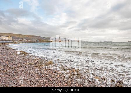 Die Küstenlinie von Largs, einer Stadt am Firth of Clyde in North Ayrshire, Schottland.die Stadt vermarktet sich über ihre historischen Verbindungen mit den Wikingern Stockfoto