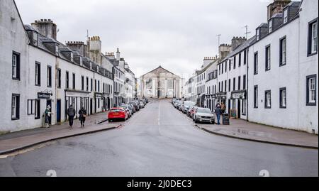 Die Hauptstraße von Inverary in Inverary Argyll, einer Stadt mit guten Beispielen schottischer georgischer Architektur. Stockfoto