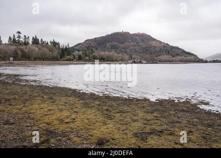 Von der Stadt Inverary in Argyll & mit Blick auf die stillen Gewässer des Loch Fyne in Richtung Aray Bridge und Dun Corr Bhile Hill Stockfoto