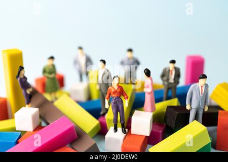 Eine Gruppe von Figuren zwischen einigen farbigen Blöcken Stockfoto