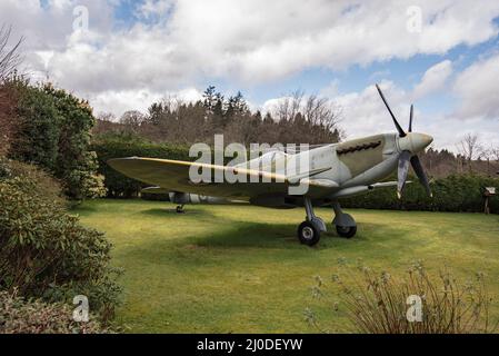 Diese außergewöhnliche Hommage aus dem Zweiten Weltkrieg, die auf einem Moffat-Rasen sitzt, ist eine Nachbildung einer Supermarine Spitfire Mk1X Stockfoto