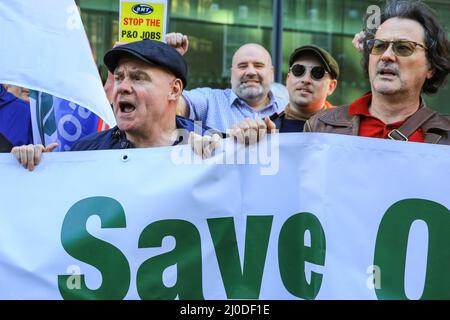 London, Großbritannien. 18. März 2022. Demonstranten, viele von der RMT-Gewerkschaft, versammeln sich vor dem Londoner Hauptquartier der P&O-Muttergesellschaft DP World, gegen die fristlose Entlassung von rund 800 Mitarbeitern von P&O Ferries. Kredit: Imageplotter/Alamy Live Nachrichten Stockfoto