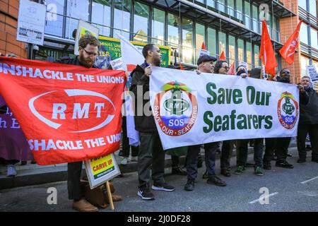 London, Großbritannien. 18. März 2022. Demonstranten, viele von der RMT-Gewerkschaft, versammeln sich vor dem Londoner Hauptquartier der P&O-Muttergesellschaft DP World, gegen die fristlose Entlassung von rund 800 Mitarbeitern von P&O Ferries. Kredit: Imageplotter/Alamy Live Nachrichten Stockfoto