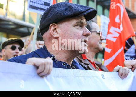 London, Großbritannien. 18. März 2022. Demonstranten, viele von der RMT-Gewerkschaft, versammeln sich vor dem Londoner Hauptquartier der P&O-Muttergesellschaft DP World, gegen die fristlose Entlassung von rund 800 Mitarbeitern von P&O Ferries. Kredit: Imageplotter/Alamy Live Nachrichten Stockfoto