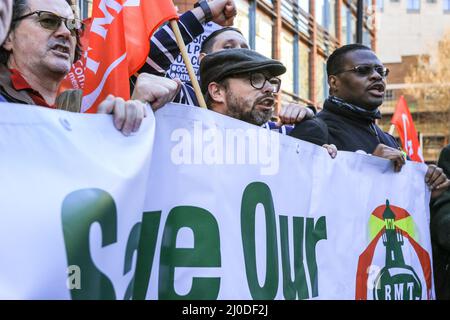 London, Großbritannien. 18. März 2022. Demonstranten, viele von der RMT-Gewerkschaft, versammeln sich vor dem Londoner Hauptquartier der P&O-Muttergesellschaft DP World, gegen die fristlose Entlassung von rund 800 Mitarbeitern von P&O Ferries. Kredit: Imageplotter/Alamy Live Nachrichten Stockfoto