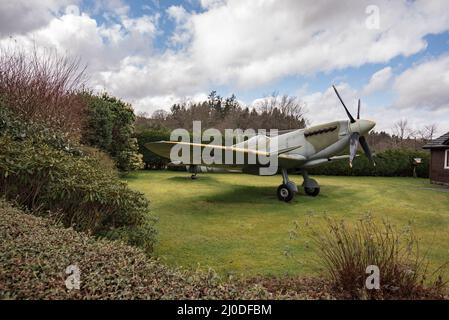 Diese außergewöhnliche Hommage aus dem Zweiten Weltkrieg, die auf einem Moffat-Rasen sitzt, ist eine Nachbildung einer Supermarine Spitfire Mk1X Stockfoto