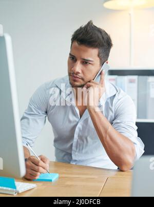 Diese Nachricht könnte sich negativ auf das Geschäft auswirken. Aufnahme eines besorgten Geschäftsmannes, der am Telefon sprach, während er seinen Computer ansah. Stockfoto