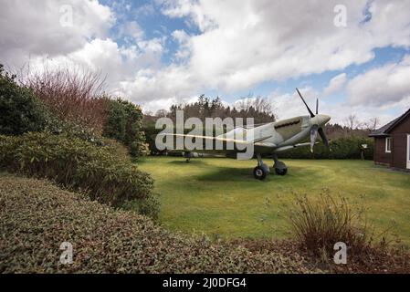 Diese außergewöhnliche Hommage aus dem Zweiten Weltkrieg, die auf einem Moffat-Rasen sitzt, ist eine Nachbildung einer Supermarine Spitfire Mk1X Stockfoto