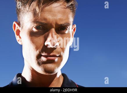 HES widmet sich seinem Sport. Porträt eines hübschen jungen Fußballers. Stockfoto