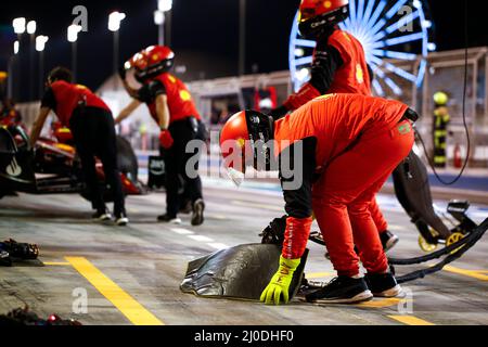 Sakhir, Bahrain. 18. März 2022. Scuderia Ferrari, Ambiente während des Formel 1 Gulf Air Bahrain Grand Prix 2022, 1. Runde der FIA Formel 1 Weltmeisterschaft 2022, auf dem Bahrain International Circuit, vom 18. Bis 20. März 2022 in Sakhir, Bahrain - Foto DPPI Credit: DPPI Media/Alamy Live News Stockfoto