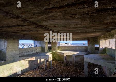 In einem Pillkasten aus dem zweiten Weltkrieg am Strand von Rye Harbour Stockfoto