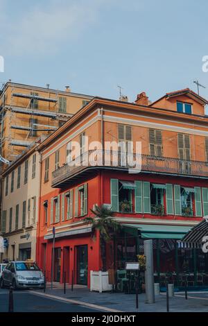 Nizza, Frankreich - 10. März 2022: Außenansicht des Restaurants La Favola auf der Cours Saleya, der größten Fußgängerzone in Vieux Nice (Altstadt), die für mich am besten bekannt ist Stockfoto