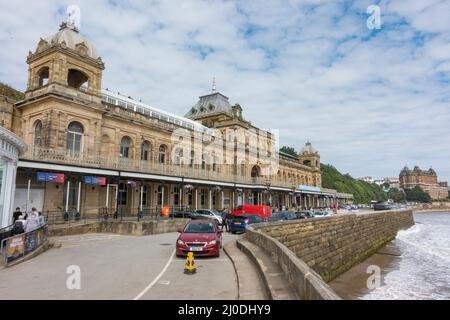 Der Haupteingang zum Scarborough Spa in Scarborough, einem Badeort an der Nordsee in North Yorkshire, Großbritannien Stockfoto