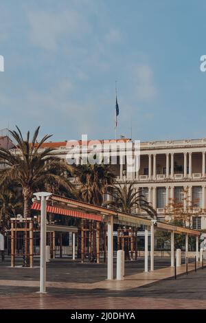 Nizza, Frankreich - 10. März 2022: Leere Marktstände auf Cours Saleya, der größten Fußgängerzone in Vieux Nice (Altstadt), die am besten für ihre täglichen Öffnungszeiten bekannt ist Stockfoto