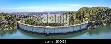 Drohnenbild des Lake Hollywood Reservoir der Mulholland Dam wurde 1924 erbaut und ist von einem Erholungsweg zum Radfahren, Joggen und Spazierengehen umgeben. Der Damm ist Stockfoto