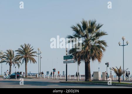 Nizza, Frankreich - 10. März 2022: Blick auf die Promenade des Anglais, eine 7km lange Promenade entlang der Mittelmeerküste von Nizza. Stockfoto