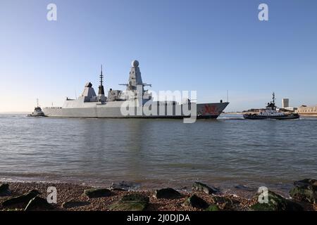 Der Royal Navy Type 45 Daring Class Zerstörer HMS DRAGON passiert nahe der Küste, als er in den Hafen eindringt Stockfoto