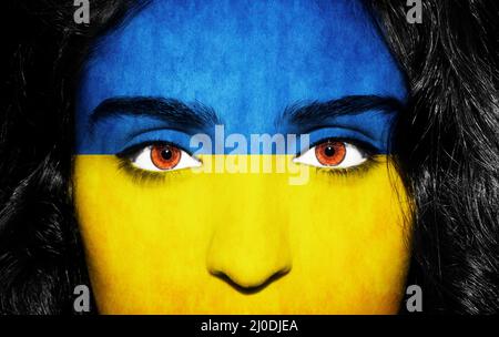 Frau Gesicht mit der Flagge der Ukraine gemalt. Stockfoto