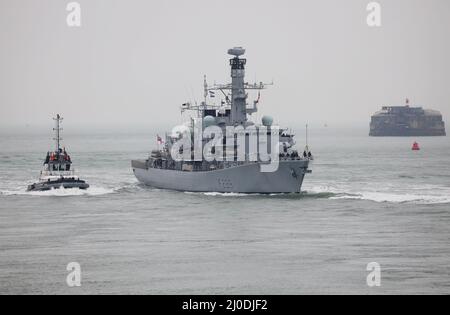 Die auf Devonport basierende Typ 23-U-Boot-Fregatte HMS RICHMOND, die am Marinestützpunkt ankommt Stockfoto