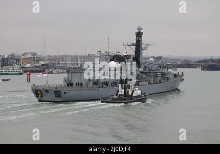 Die auf Devonport basierende Typ 23-U-Boot-Fregatte HMS RICHMOND, die am Marinestützpunkt ankommt Stockfoto