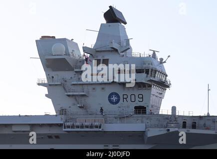 Der Flugzeugträger der Royal Navy HMS PRINCE OF WALES mit dem NATO-Abzeichen auf seiner Forward Island Stockfoto