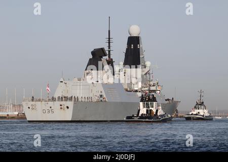 Schlepper eskortieren den Royal Navy Type 45 Daring Class Zerstörer HMS DRAGON zu einem Liegeplatz im Marinestützpunkt Stockfoto