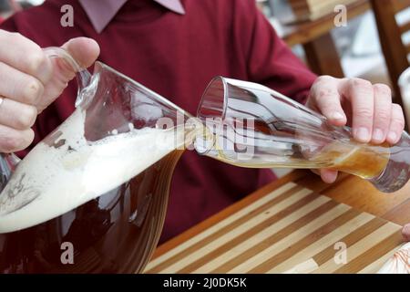 Ein Mann, der im Restaurant Weizenbier goss Stockfoto