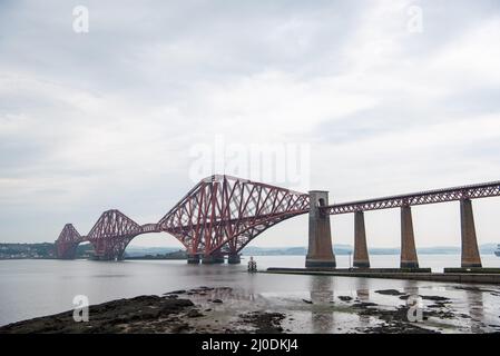 Blick auf die Forth Rail Bridge bei Tageslicht Stockfoto