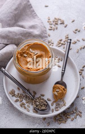 Sonnenblumenbutter oder Sonnenbutter. Hypoallergene Ausbreitung Stockfoto