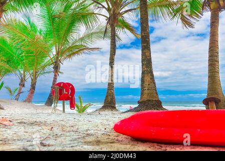 Rote Rettungsboje mit Seil und einer Flagge Stockfoto