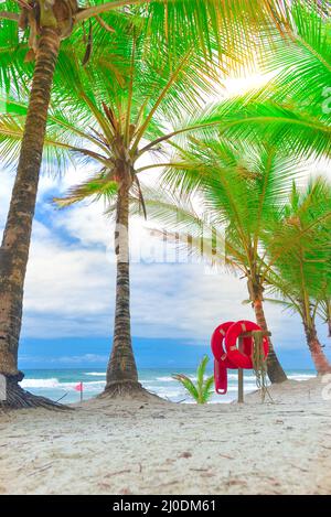 Rote Rettungsboje mit Seil und einer Flagge Stockfoto