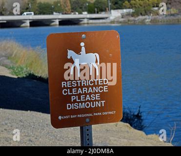 Reiterschild mit Hinweis auf eine eingeschränkte Freistellung bitte auf dem Alameda Creek Trail, Kalifornien, absteigen Stockfoto