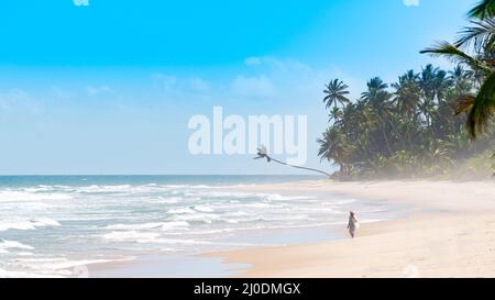 Leute, die am Strand spazieren und genießen Stockfoto